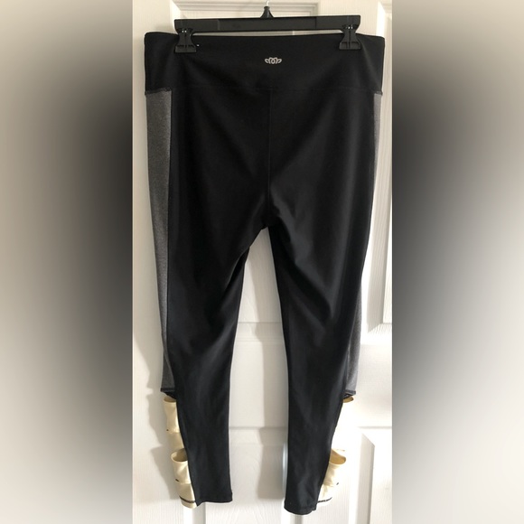 Women’s workout leggings with yellow cut out detail - Picture 3 of 4